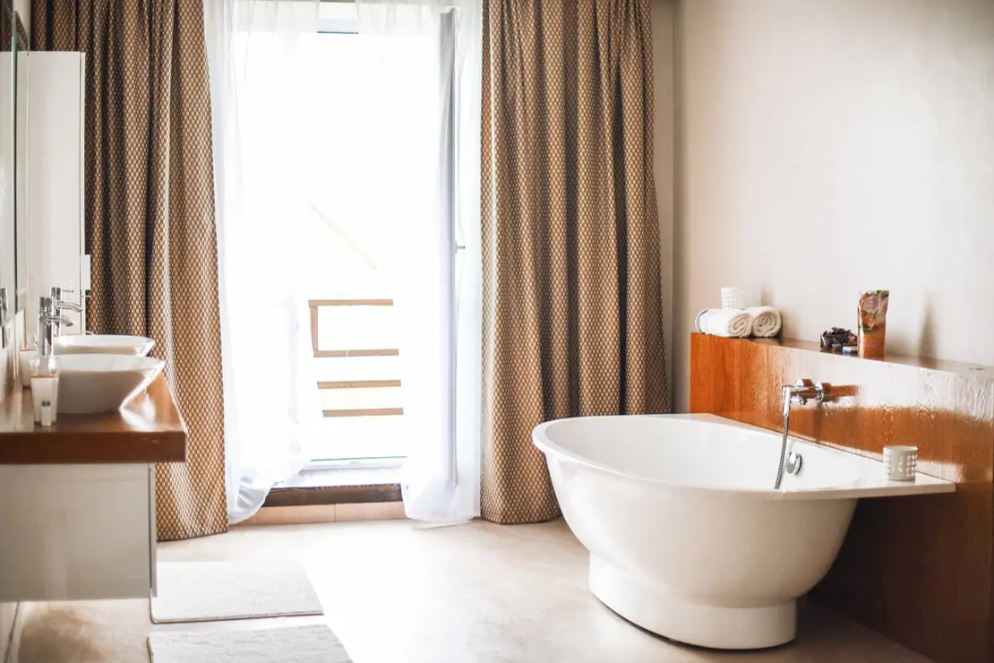 Salle de bain avec des murs et un sol en béton ciré beige à Nice